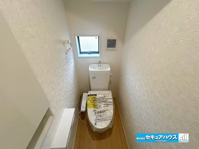 【同施工物件ご案内可能】大府市朝日町2丁目　全3棟の内観：施工例|【高機能トイレ】
◆高機能トイレの多くは便器のフタの開閉が自動であり、使用後に手動で水を流す面倒もなく非常に便利です。スタイリッシュな見た目で、お掃除しやすく、節水効果が高いです。　　　　　　　　　　