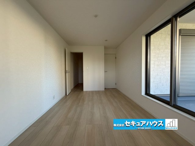 【同施工物件ご案内可能】大府市朝日町2丁目　全3棟の内観：施工例|【洋室】
◆広々とした居住空間は日々の暮らしを彩り、心のやすらぎと満足感を与えてくれます。通風と採光を考慮した設計は子供たちはのびのび育ち、家族でくつろぎと団らんを生み出します。　　　　　　　　　　　