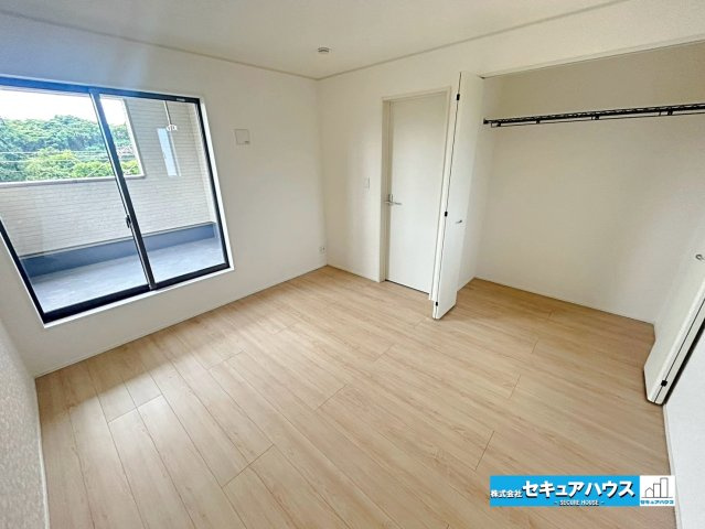 【同施工物件ご案内可能】大府市朝日町2丁目　全3棟の内観：施工例|【洋室】
◆広々とした居住空間は日々の暮らしを彩り、心のやすらぎと満足感を与えてくれます。通風と採光を考慮した設計は子供たちはのびのび育ち、家族でくつろぎと団らんを生み出します。　　　　　　　　　　　