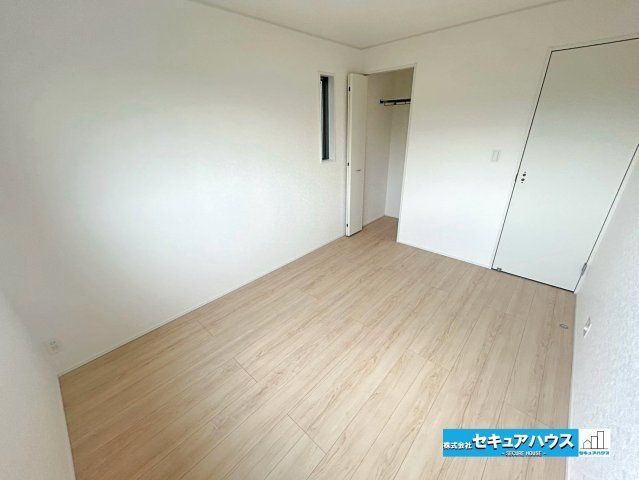 【同施工物件ご案内可能】大府市朝日町2丁目　全3棟の内観：施工例|【洋室】
◆お子様のお部屋や主寝室、来客時の宿泊室、趣味のお部屋としてもご利用いただけます♪
◆全居室収納付きの洋室です。各居室にお洋服や、荷物を収納することができます。　　　　　　　　　　　　　　　