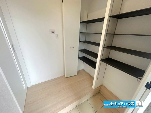 【本日ご案内可能】大府市朝日町2丁目　全3棟の玄関|【玄関　3号棟】
◆光が差し込み明るいです。気分も晴れやかになりますね。
◆玄関には、収納力のあるシューズクロークがございます。玄関まわりがすっきり片付きます。　　　　　　　　　　　　　　　　　　　　