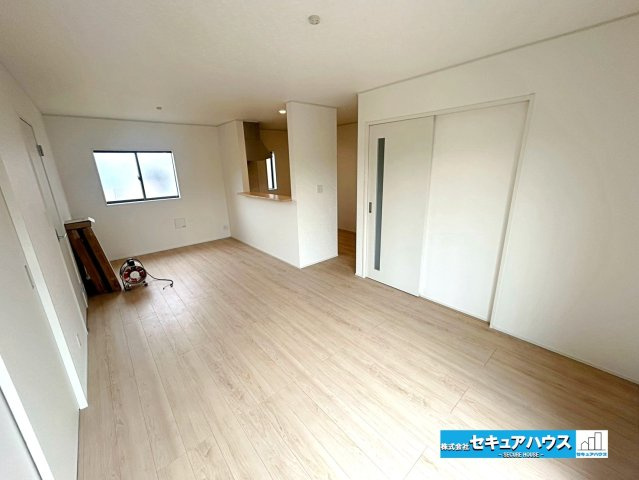 【本日ご案内可能】大府市朝日町2丁目　全3棟の居間・リビング|【LDK　3号棟】
◆家族揃ってリビングで過ごすお休みの日が、楽しみになる場所となることでしょう。
◆対面式のオープンキッチンは、家事をしながら家族の様子が一目でわかる安心＆便利設備♪　　　　　　　　