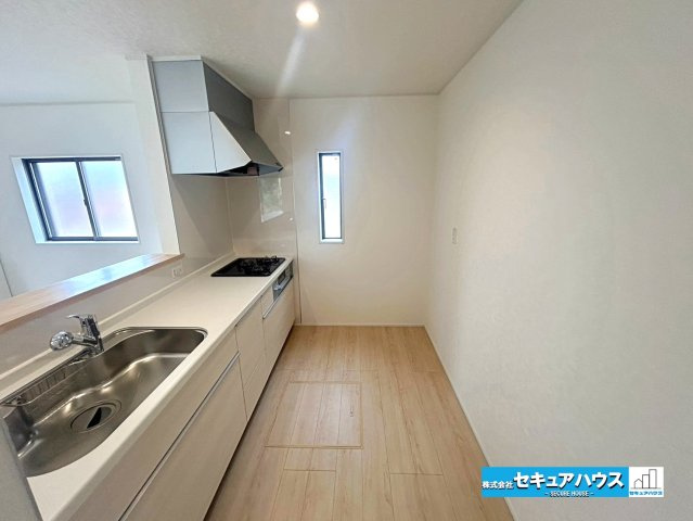 【本日ご案内可能】大府市朝日町2丁目　全3棟のキッチン|【キッチンスペース　3号棟】
◆広々としたキッチンスペースのため家族で並んで料理できます。キッチンの窓は熱気や匂いを逃がす役割があります。
◆床下収納には飲み物やお米のストックをしまうことができます。