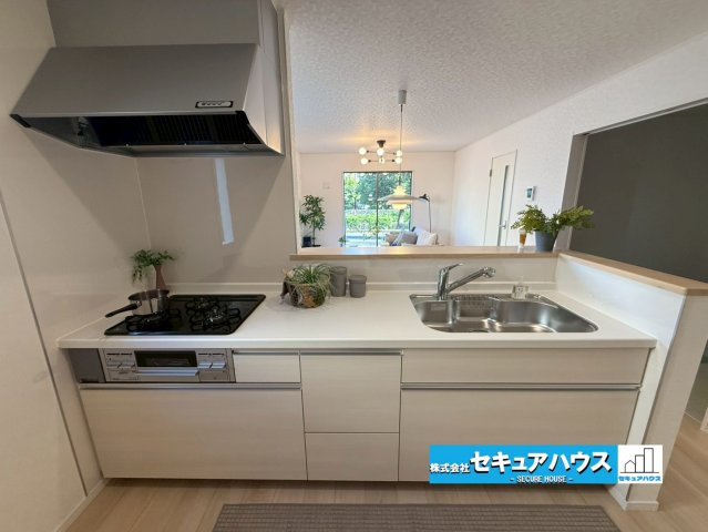 【同施工物件ご案内可能】大府市朝日町2丁目　全3棟のキッチン|【キッチン】
◆「焼く・蒸す・煮る」の工程を同時進行で進めることができるので、料理を素早く作ることができます。
◆食洗機をオプションでつけることも可能なシステムキッチンです。　　　　　　　　　　　　　
