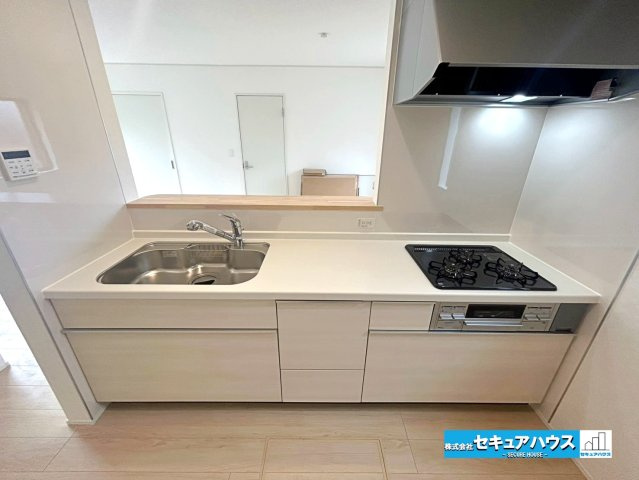 【本日ご案内可能】大府市朝日町2丁目　全3棟のキッチン|【キッチン　3号棟】
◆「焼く・蒸す・煮る」の工程を同時進行で進めることができるので、料理を素早く作ることができます。
◆食洗機をオプションでつけることも可能なシステムキッチンです。　　　　　　　　　