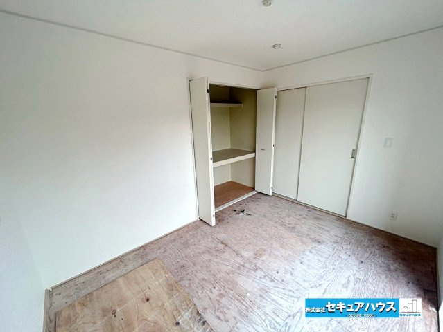 【本日ご案内可能】大府市朝日町2丁目　全3棟の和室|【和室　3号棟】
◆リビングに続く和室は寝転がるスペースやお子様の遊び場として活躍します。扉を開ければ開放感が増し来客時は扉を閉めて居室として利用することもできます。収納付な点も嬉しいポイントです。　