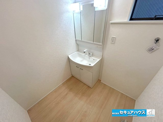【本日ご案内可能】大府市朝日町2丁目　全3棟の独立洗面台|【洗面台　3号棟】
◆鏡の裏にはたっぷりと収納スペースを標準装備！
◆電源を付属しているのでドライヤーなど利用できます。
◆シャワー付きの洗面台のため清掃も楽に行うことが出来ます。　　　　　　　　　　