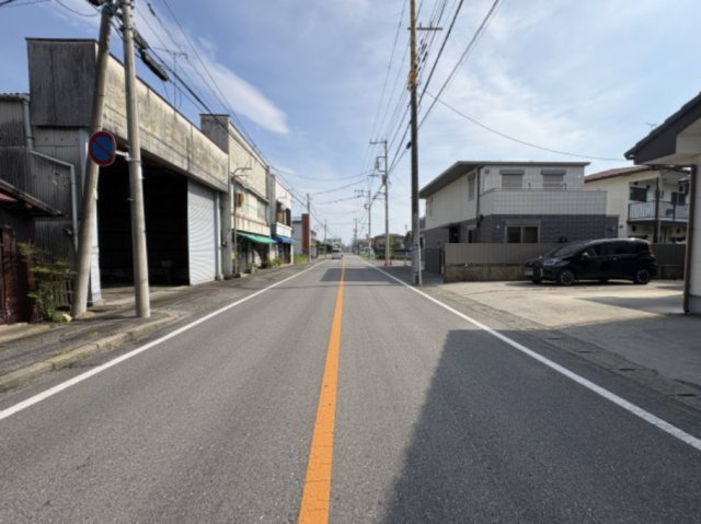 鹿沼市寺町／中古平屋住宅の前面道路含む現地写真|接道（鹿沼市道）　※右側が物件です