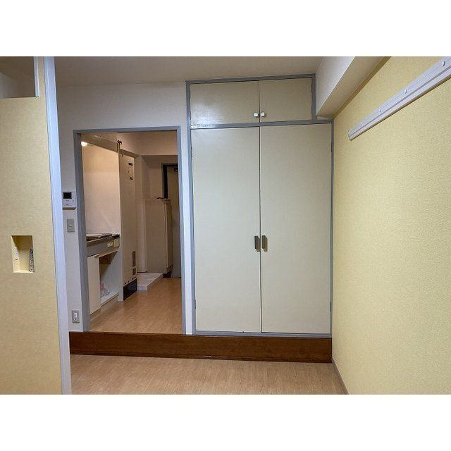 新井ビルの洋室