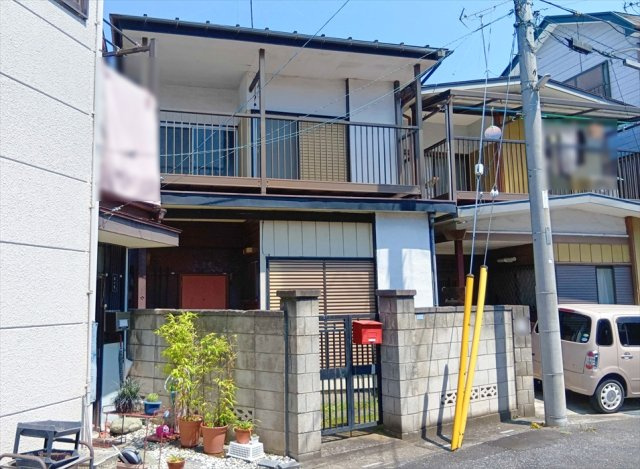 【外観】 | 富士見市水谷東1丁目　中古一戸建住宅　（志木本店） | 陽当たりの良い南向きのベランダを備えた中古戸建。屋根付きなので急な雨でも安心。落ち着いた住宅街に佇む住まいです。