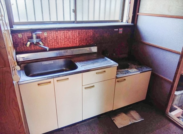 【キッチン】 | 富士見市水谷東1丁目　中古一戸建住宅　（志木本店） | 窓からの採光と換気が確保されたキッチンスペース。お好みの設備へのリフォームやリノベーションも楽しめます。