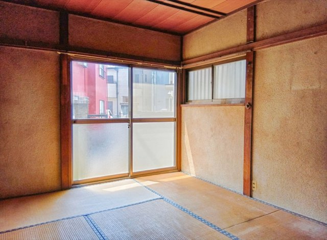 【和室】 | 富士見市水谷東1丁目　中古一戸建住宅　（志木本店） | 南向きの掃き出し窓からやわらかな陽光が差し込む和室。客間やくつろぎの空間など、多目的に活用できます。