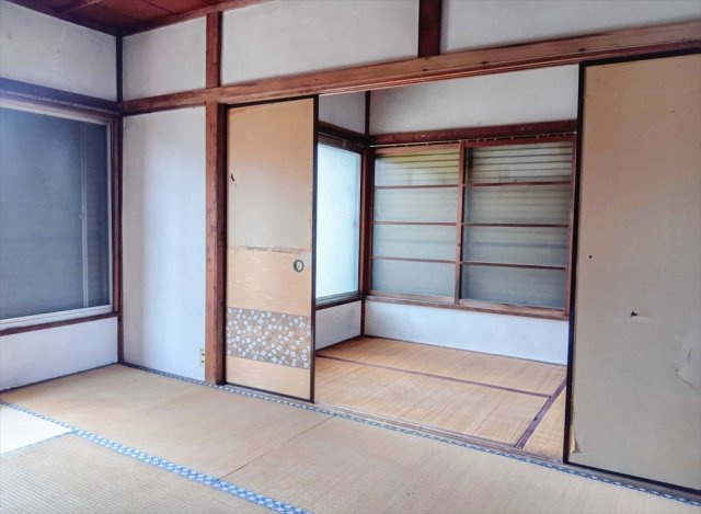 【和室】 | 富士見市水谷東1丁目　中古一戸建住宅　（志木本店） | 2階には和室を2部屋配置。
襖で仕切ることで個室としても、一体利用で広々とした空間としても活用できます。