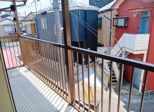 【バルコニー】 | 富士見市水谷東1丁目　中古一戸建住宅　（志木本店） | 2部屋から出入りできる使い勝手の良い南向きのベランダ。陽当たりが良く、洗濯物も気持ちよく乾きます。
