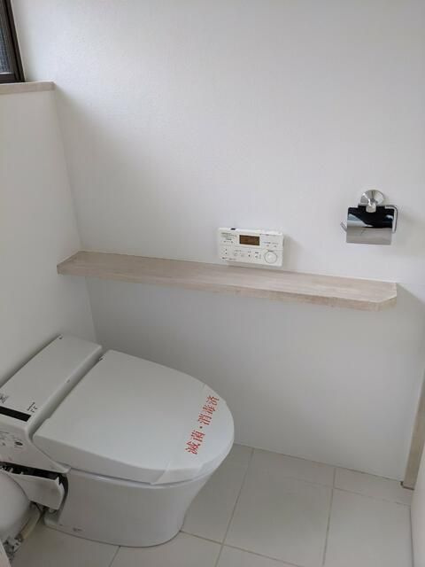 旭町二丁目戸建のトイレ|ゆったりとした空間のトイレです