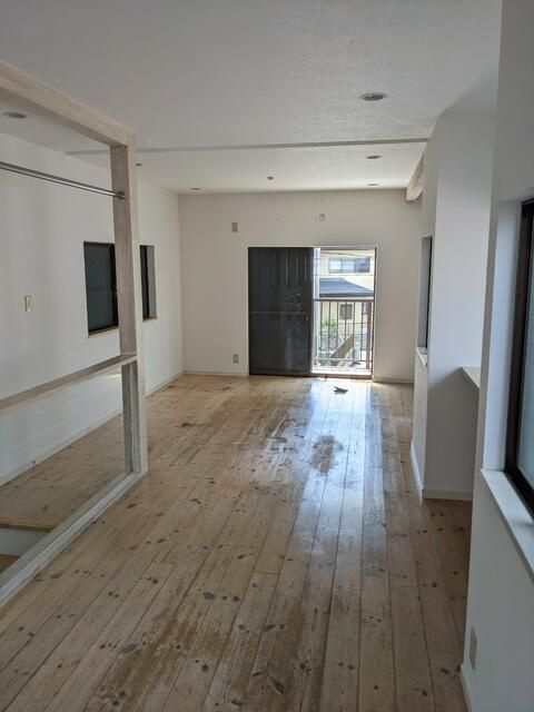 旭町二丁目戸建の居間・リビング|おしゃれな居間です