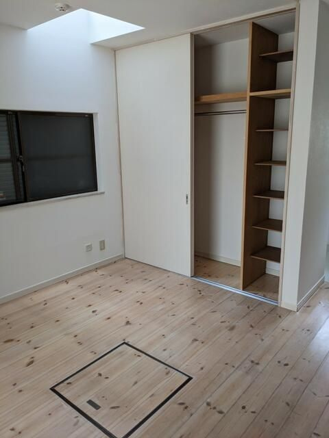 旭町二丁目戸建の内装|明るい色調の室内です