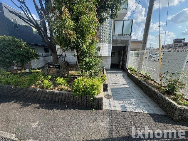 フラット34茨木のエントランス|毎日通るエントランスはこのようになっています