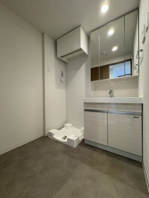 【洗面所】 | ラ・カーサ広尾 | ※写真は同タイプ住戸です。