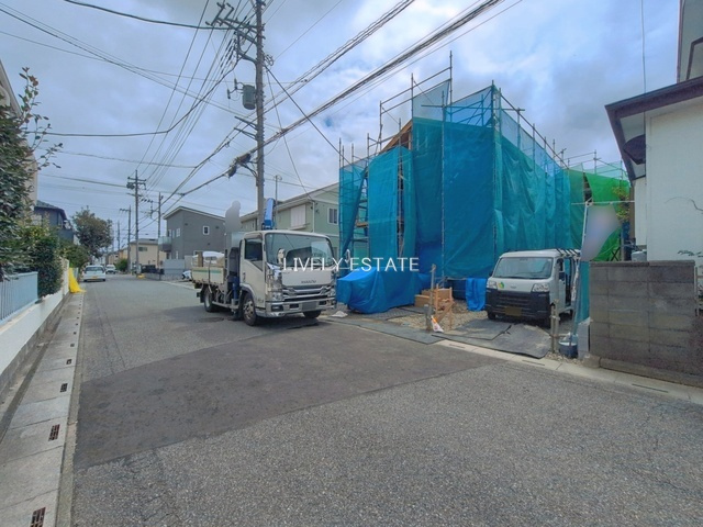 草加市稲荷6丁目 新築分譲住宅 全2棟 1号棟の前面道路含む現地写真