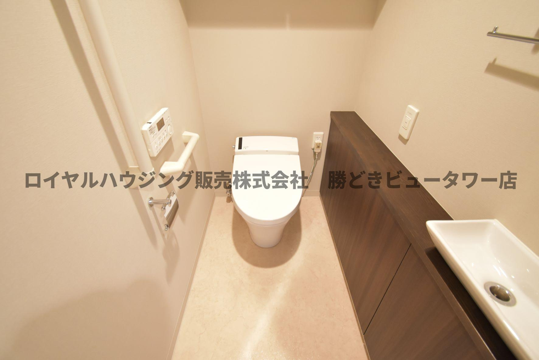 お手洗い場付きのタンクレストイレです。