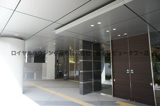 閑静で落ち着いた雰囲気のエントランスです。