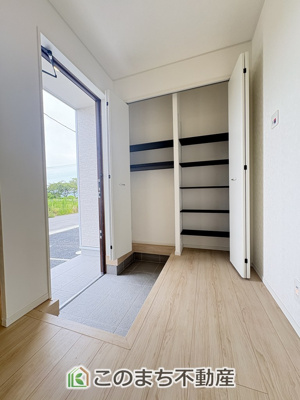 【玄関】 | 坂東市岩井第３ | 同社施工物件写真。※建具やフローリング、その他仕様が異なる場合がございます。