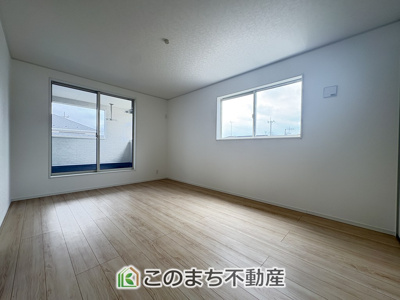 【洋室】 | 坂東市岩井第３ | 同社施工物件写真。※建具やフローリング、その他仕様が異なる場合がございます。