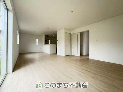 【居間・リビング】 | 坂東市岩井第３ | 同社施工物件写真。※建具やフローリング、その他仕様が異なる場合がございます。