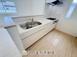 【キッチン】 | 坂東市岩井第３ | 同社施工物件写真。※建具やフローリング、その他仕様が異なる場合がございます。