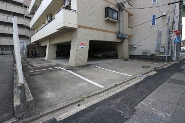 レジデンスアービションの駐車場