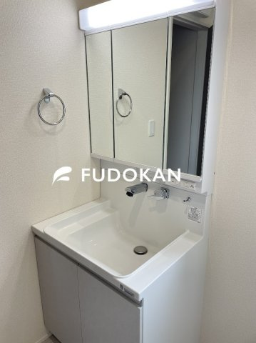 山形市印役町2期【新築建売】2号棟の独立洗面台|三面鏡の洗面台は、スタイリッシュなだけでなく収納力もあります。