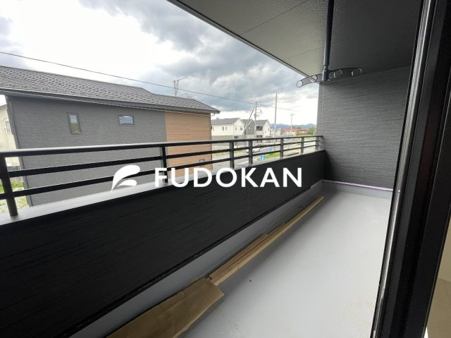 山形市印役町2期【新築建売】2号棟のバルコニー|洗濯は外干ししたいけど、外の目やお天気が気になる方注目です。