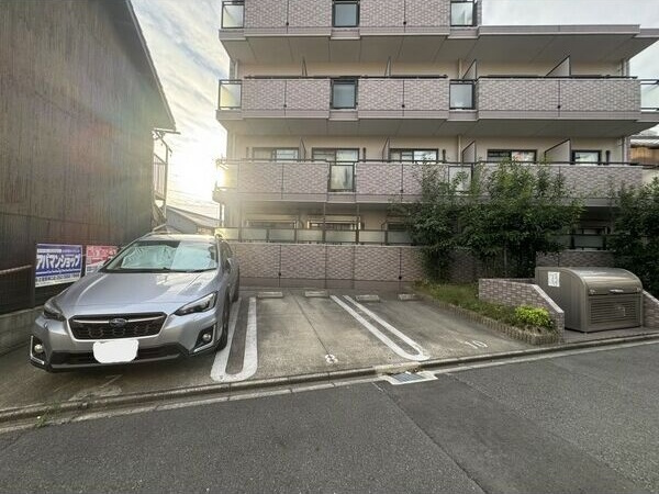 BASIC 2000の駐車場