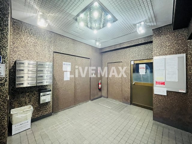 【エントランス】カテリーナ　新宿御苑駅前
