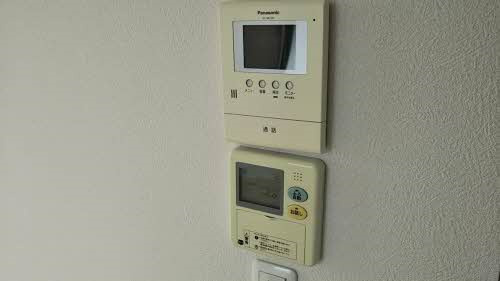 シャーメゾン　カワムラのセキュリティ|モニター付きインターホンで安心。下は電気給湯器のリモコンです