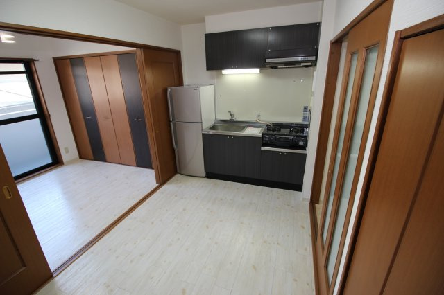 京都市右京区梅津高畝町の賃貸マンションの居間・リビング