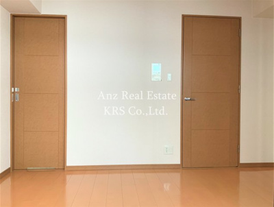 【居間・リビング】 | リーガルあみだ池新町 | 暖かみのある色合いのお部屋です♪