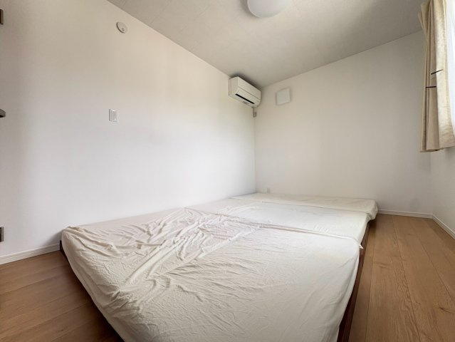 長岡京市久貝2丁目　　　の洋室|約10.5帖の広々とした洋室。
ご家族でゆったりとお休みいただける寝室としてもおすすめです。