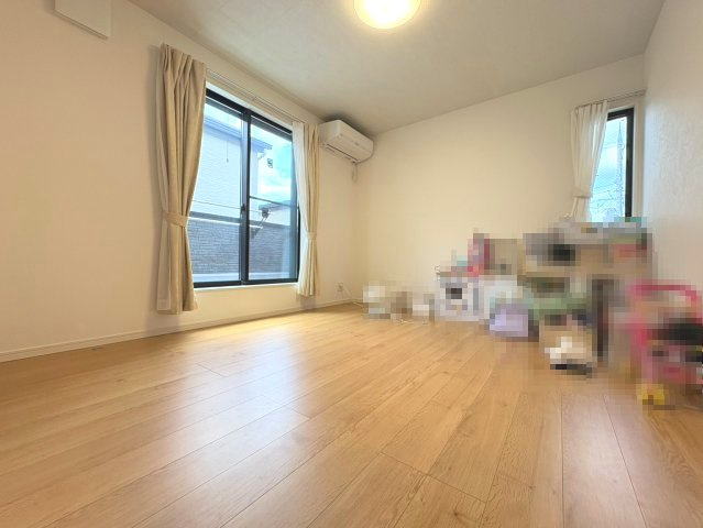 長岡京市久貝2丁目　　　の洋室|洋室（約7帖）は、南向きのお部屋です。
バルコニーがございます。