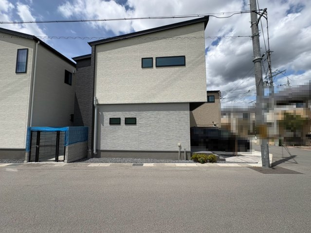 長岡京市久貝2丁目　　　の外観|洗練されたデザインが目を引く、スタイリッシュな外観です。