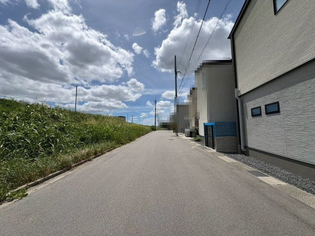 長岡京市久貝2丁目　　　の前面道路含む現地写真|幅員約6.5ｍで広々としております！