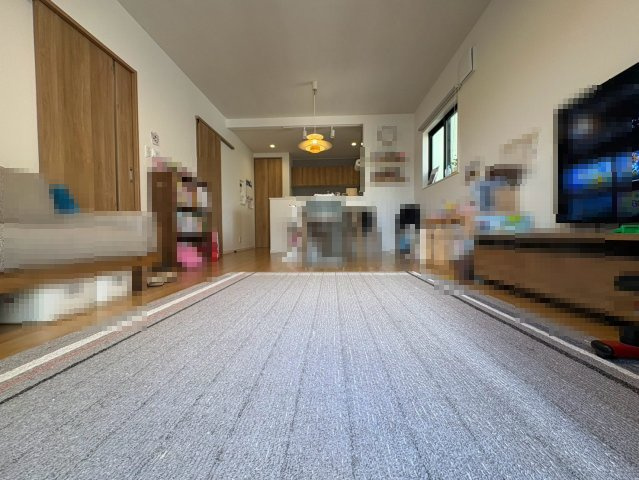 長岡京市久貝2丁目　　　の居間・リビング|LDK（約15.7帖）
足元から温まる床暖房2系統を備えています。