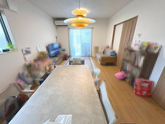 長岡京市久貝2丁目　　　の居間・リビング|対面式キッチンからリビングを見渡せるため、お料理中もお子様の様子を確認できて安心です。