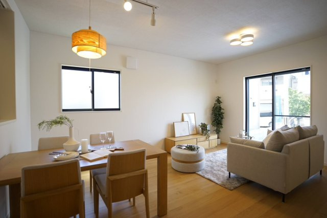 長岡京市久貝2丁目　　　の居間・リビング|対面式キッチンからリビングを見渡せるため、お料理中もお子様の様子を確認できて安心です。