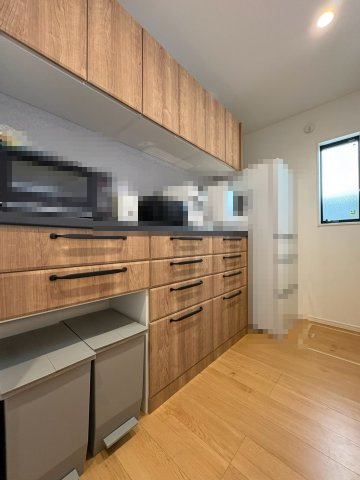 長岡京市久貝2丁目　　　のキッチン|木目調のオシャレなカップボードを備え、豊富な収納力でキッチンが片付きます。