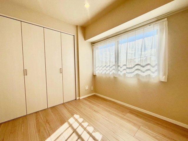 ライオンズマンション大山西町の洋室|2026.08.06撮影

現地ご見学希望・資料請求などお気軽にお問い合わせ下さい！
03-5990-5201