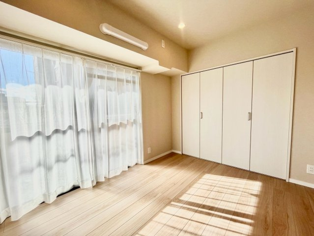 ライオンズマンション大山西町の洋室|2026.08.06撮影

現地ご見学希望・資料請求などお気軽にお問い合わせ下さい！
03-5990-5201