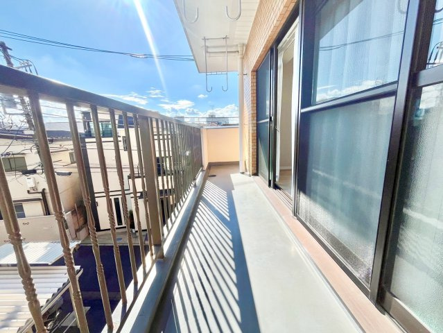 ライオンズマンション大山西町のバルコニー|2026.08.06撮影

現地ご見学希望・資料請求などお気軽にお問い合わせ下さい！
03-5990-5201