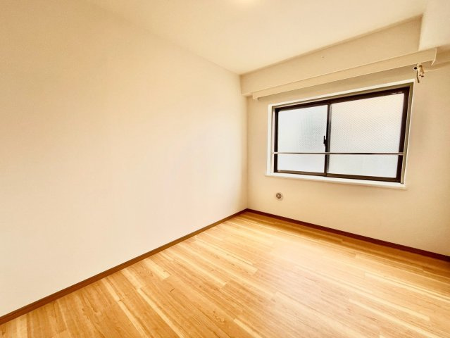パーセル中野弥生町の洋室|各部屋に窓を設置！明るい日差しが降り注ぐ心地よい室内は、日々の暮らしに安らぎを与えてくれます。

現地ご見学希望・資料請求などお気軽にお問い合わせ下さい！
03-5990-5201